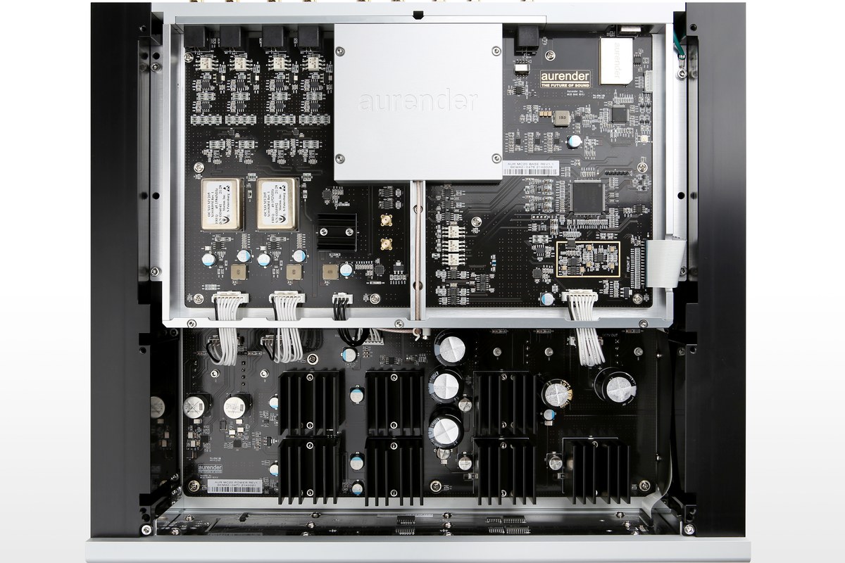 Intérieur : cartes d'horloge, module rubidium et dissipateurs