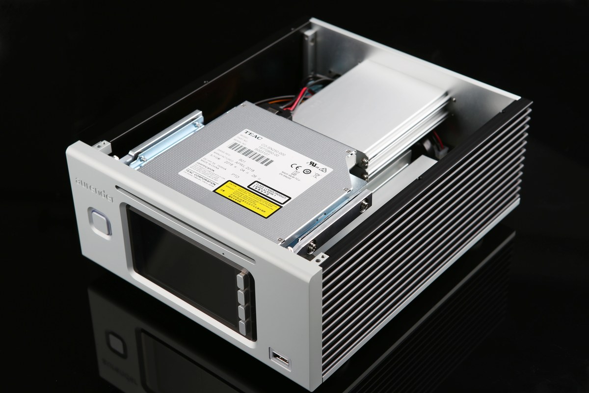 Intérieur : mécanisme optique, dissipateur et cartes électroniques