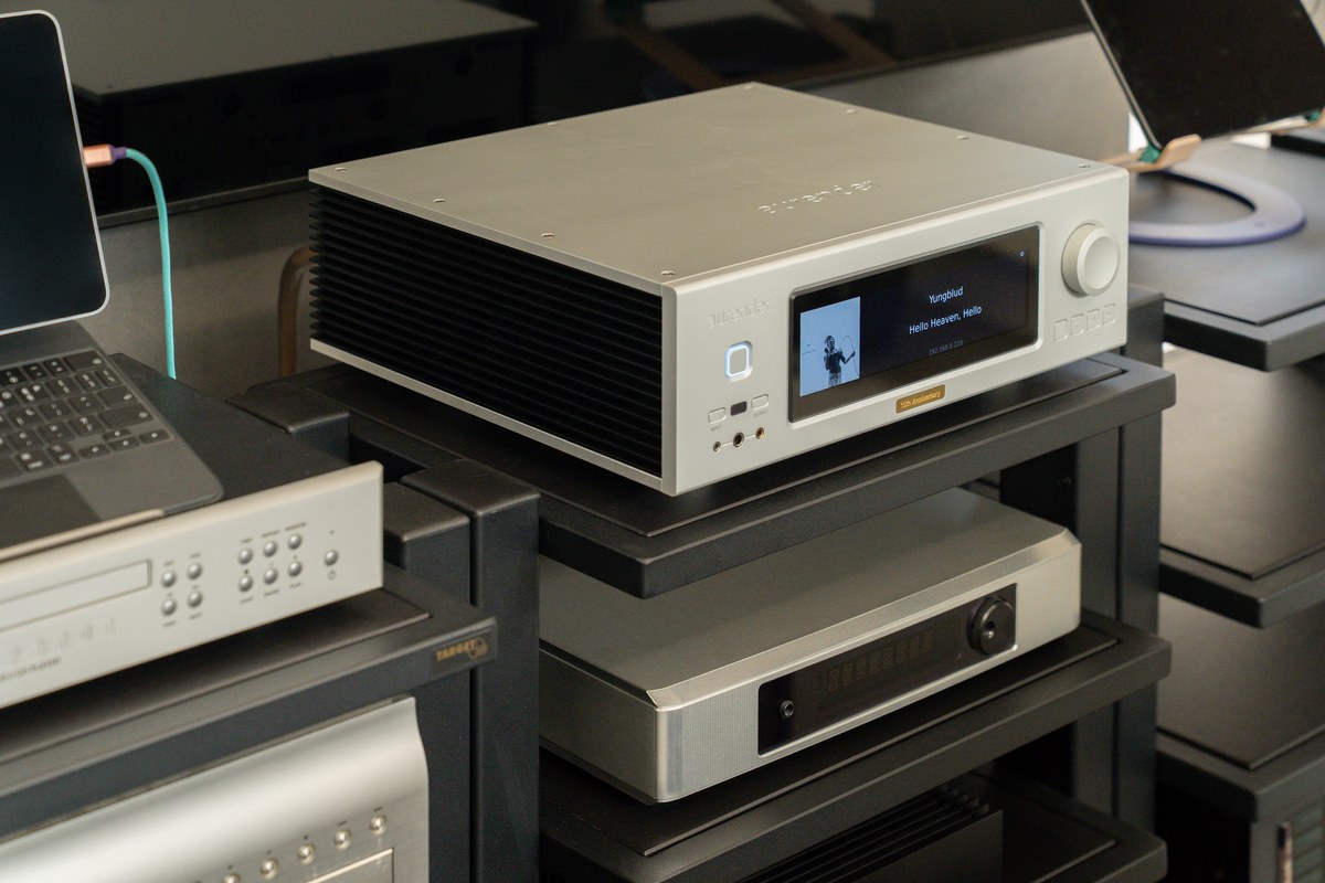 Vista ravvicinata su un rack hi-fi, l'apparecchio circondato da altri elementi