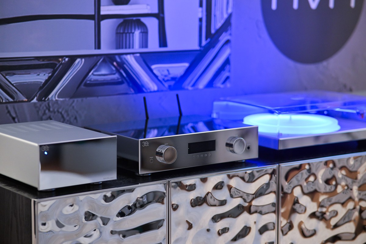 Bloc mono installé dans un système, à côté d'un préamplificateur et d'une platine vinyle