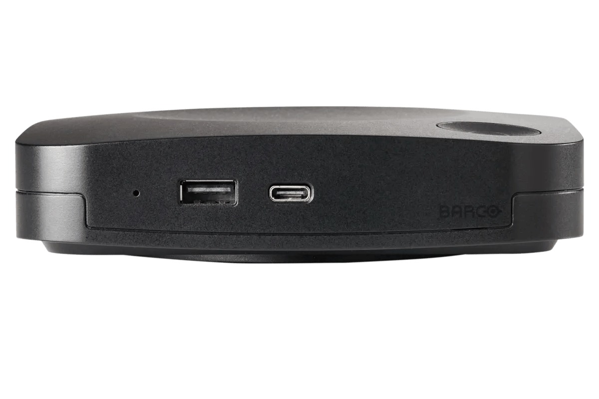 Façade noire de la base avec ports USB-A et USB-C et logo Barco