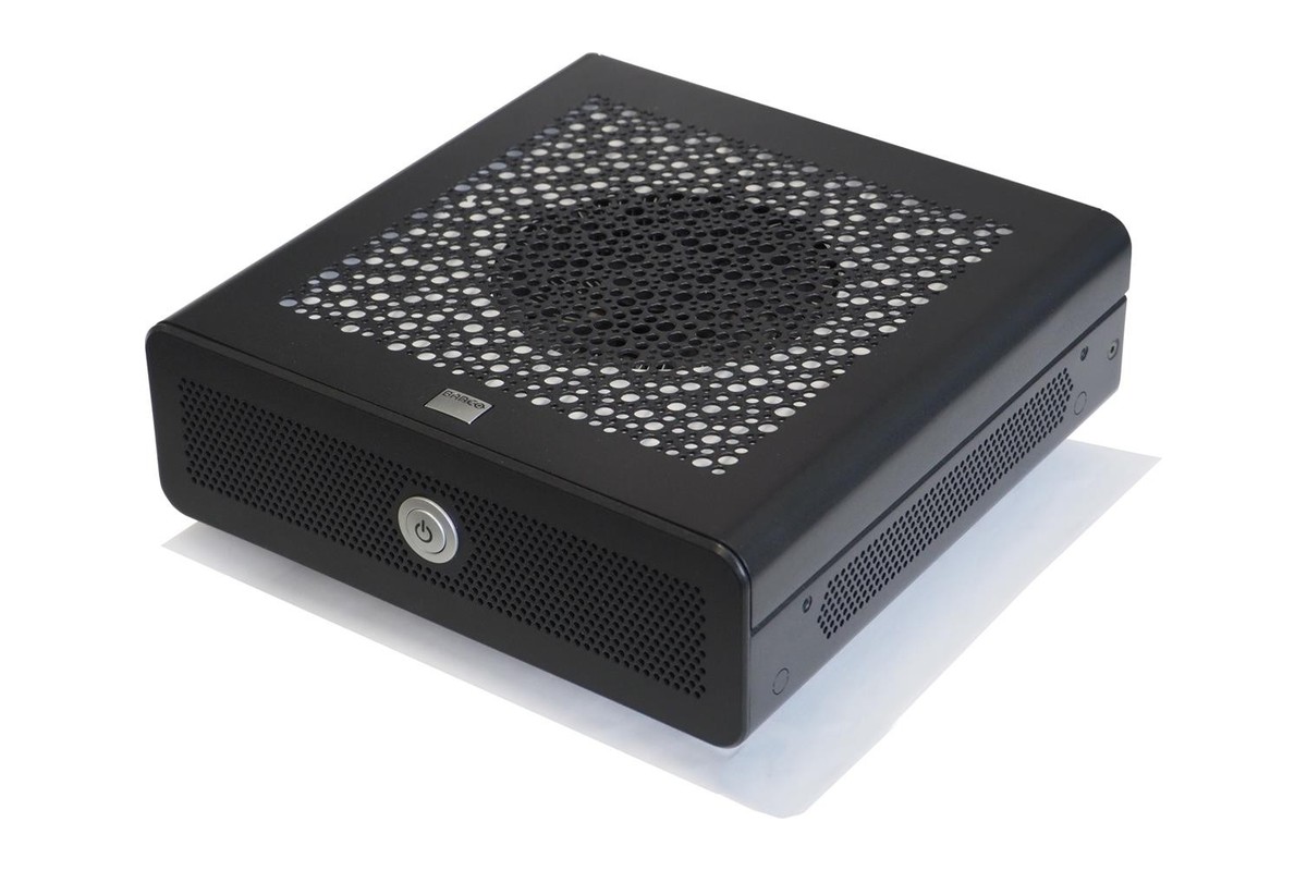 Box server nero Barco XMS Edge con coperchio forato, visto di tre quarti