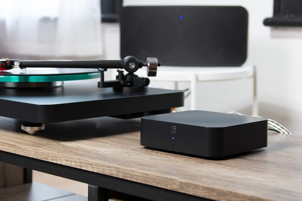 Platine et boîtier sur un meuble, enceinte connectée en arrière-plan
