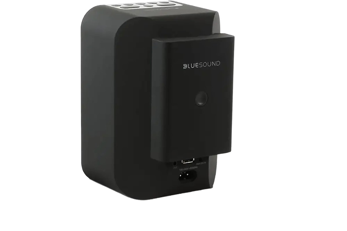 Pack fixé au dos d'une enceinte noire, vue trois quarts
