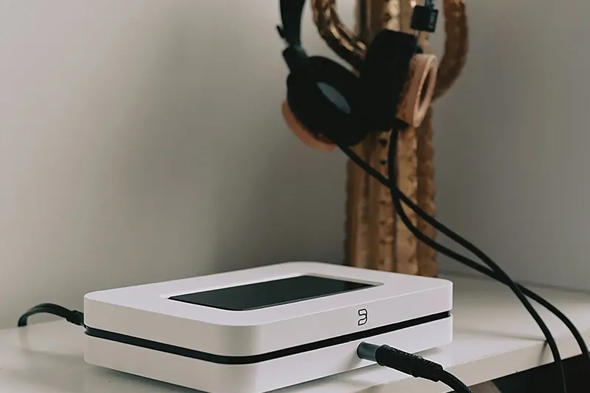 Streamer blanc sur une console, casque suspendu à côté
