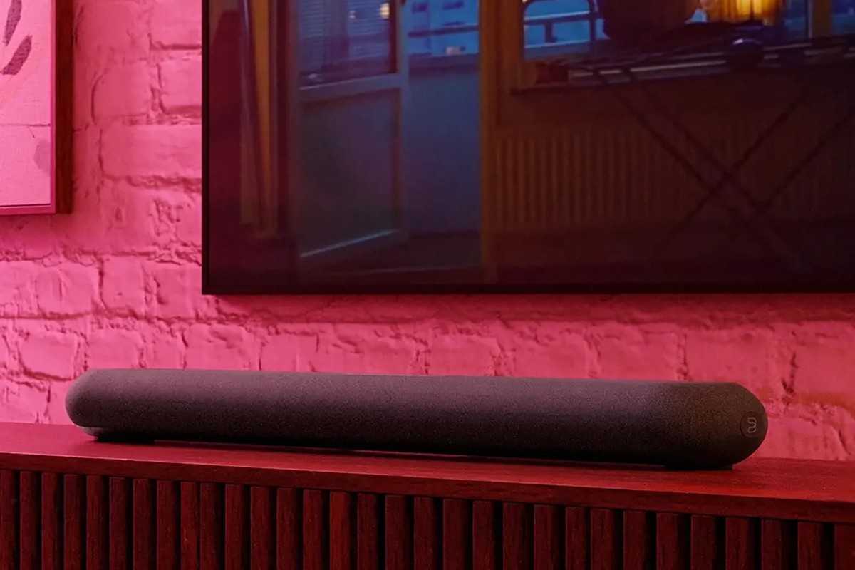 Barre installée sous un écran dans un intérieur au mur rose