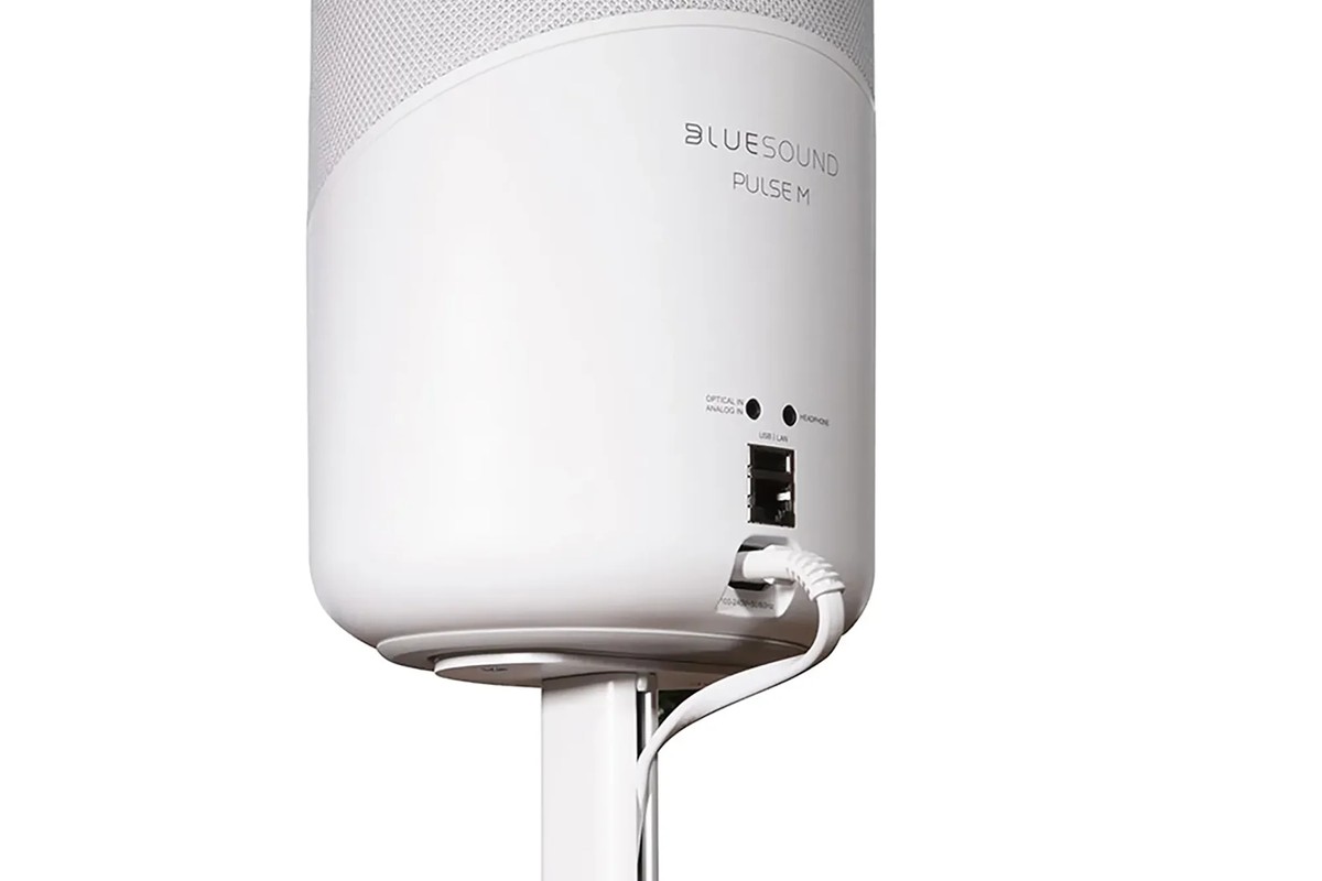 Detail of the top, cable leaving the column towards the rear of the speaker
