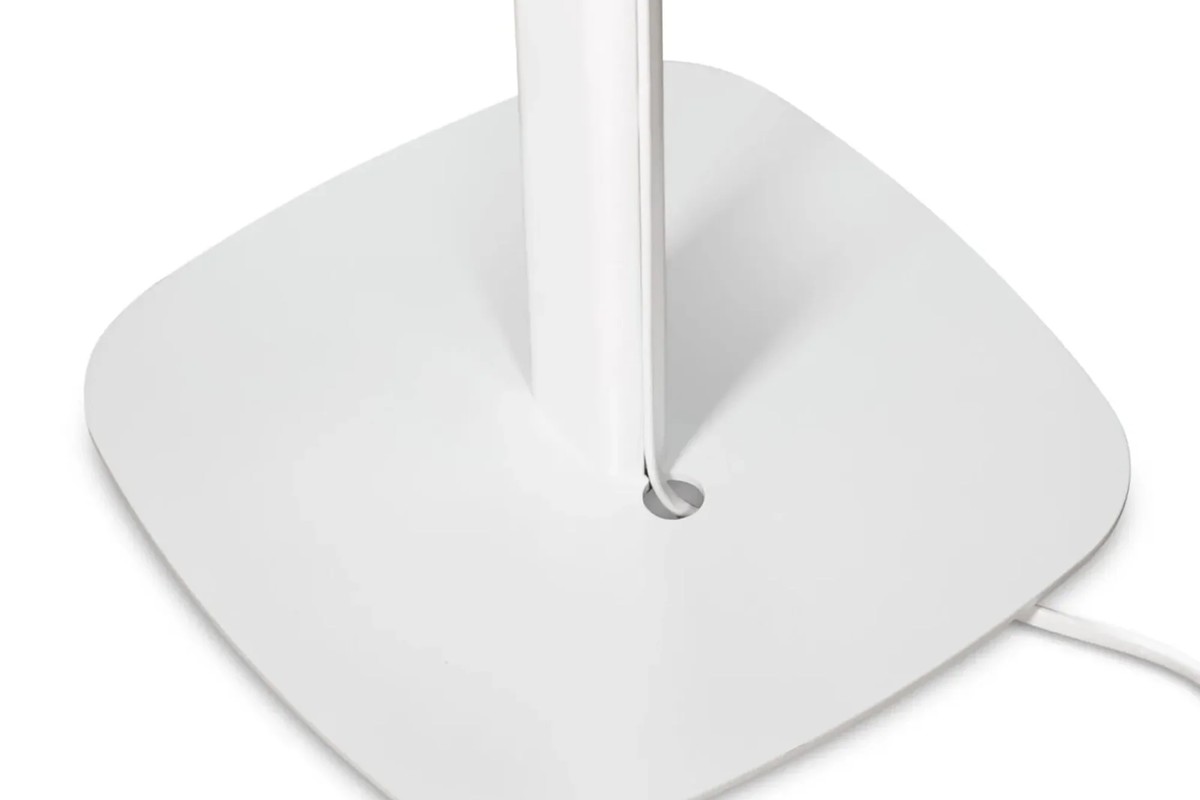 Close-up of the white square base and the foot of the column