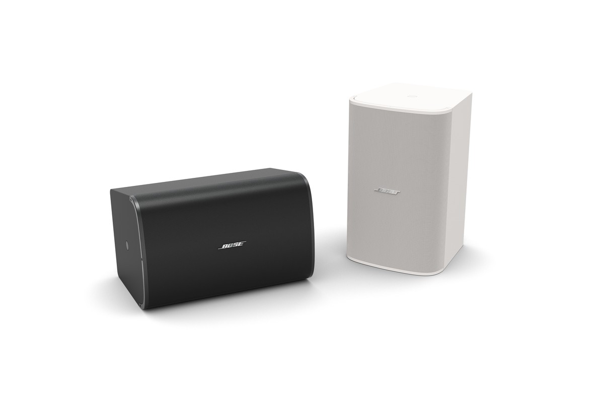 Subwoofer montato in alto in una sala
