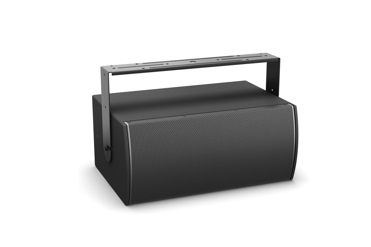 Caisson de basses Bose Professional Panaray MB 210 noir, vu de trois quarts avec son etrier