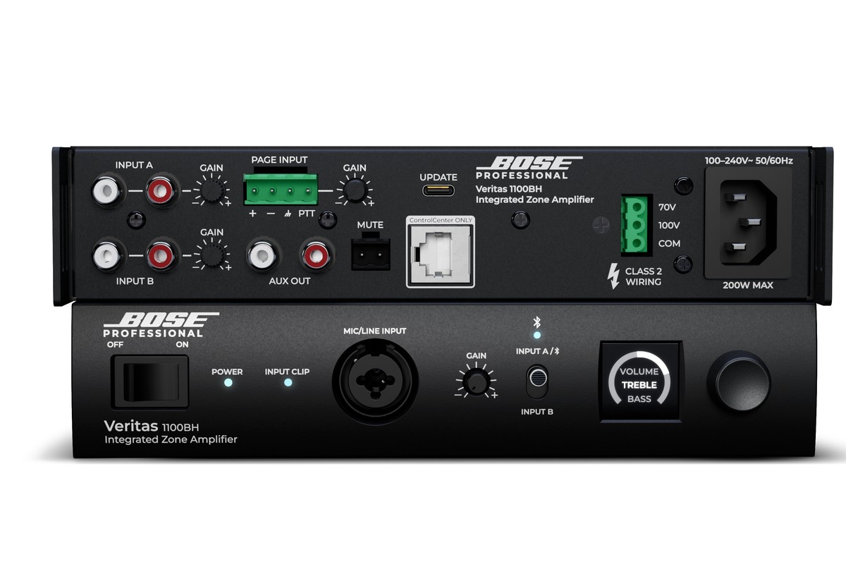 Amplificateur demi-rack posé sous un comptoir