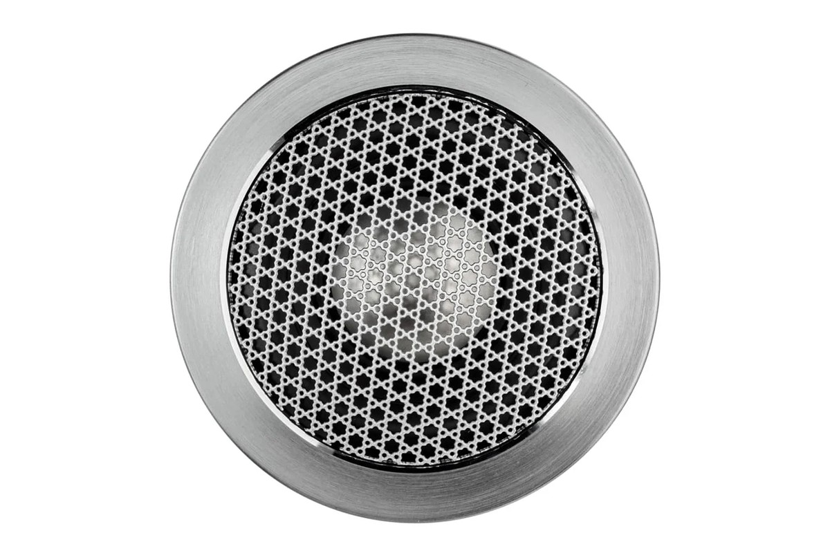 Gros plan sur la grille du tweeter à dôme titane de 25 mm