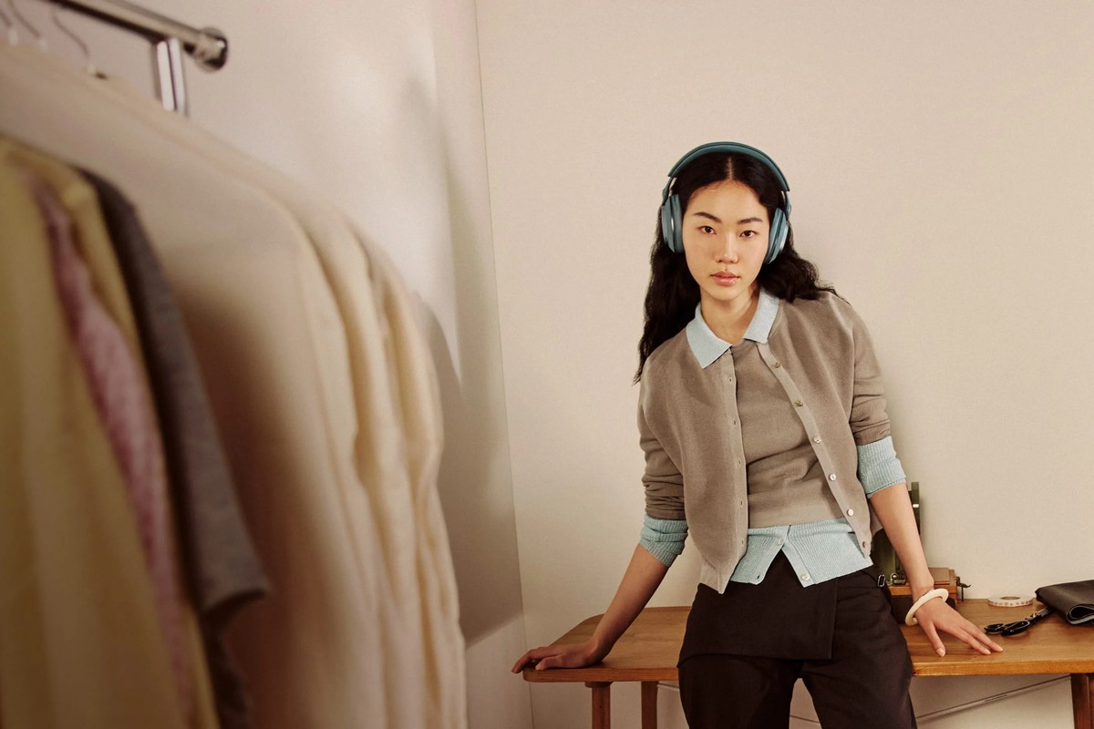 Femme portant le casque Bowers & Wilkins Px7 S3 dans un intérieur clair