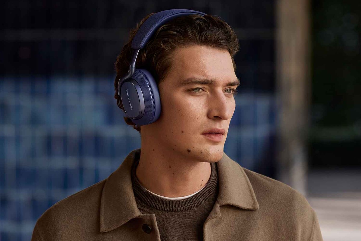 Homme portant un casque bleu indigo en extérieur