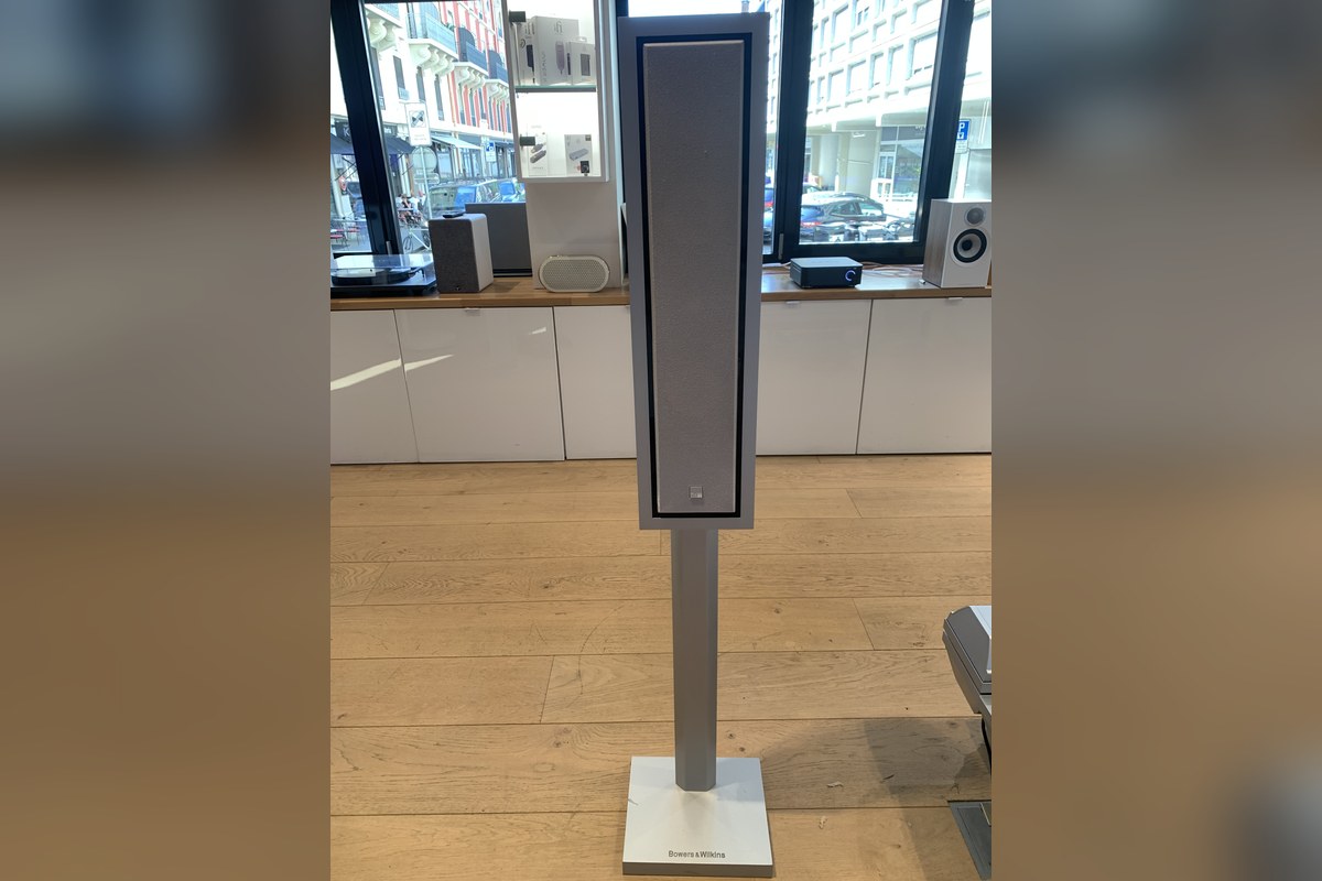 Enceinte plate Bowers & Wilkins FPM5 sur son pied colonne, finition argent