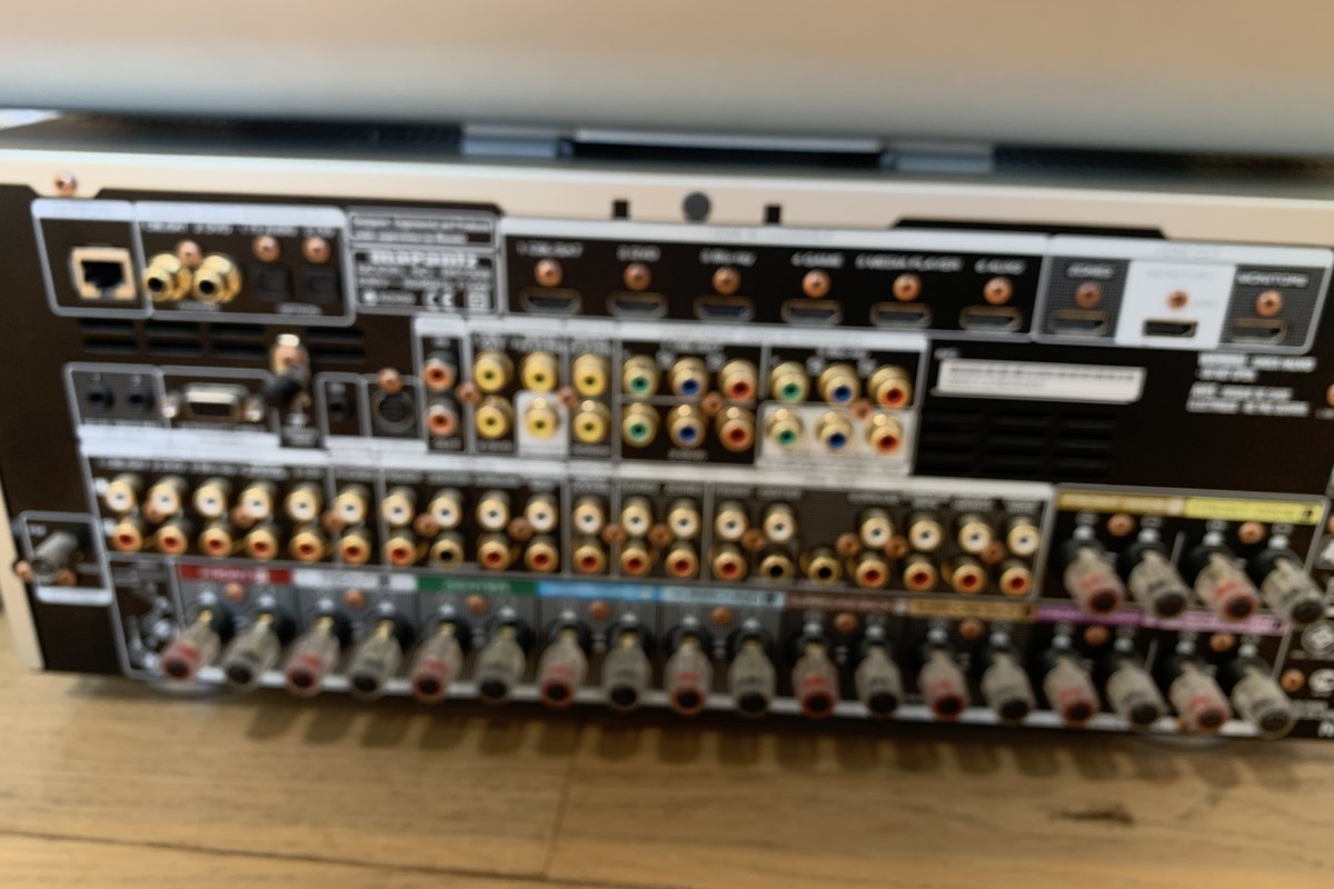 Face arrière du Marantz SR7008 : entrées HDMI, sorties préamplifiées et borniers d'enceintes