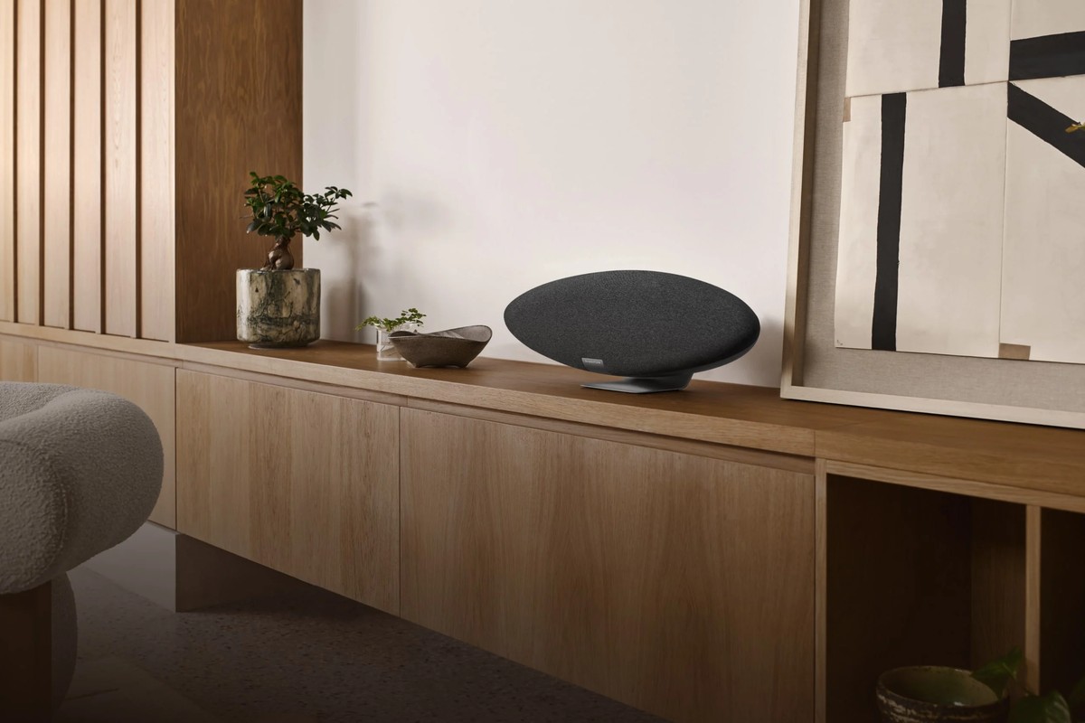 Zeppelin Pro Edition in Space Grey auf einem hellen Holzsideboard
