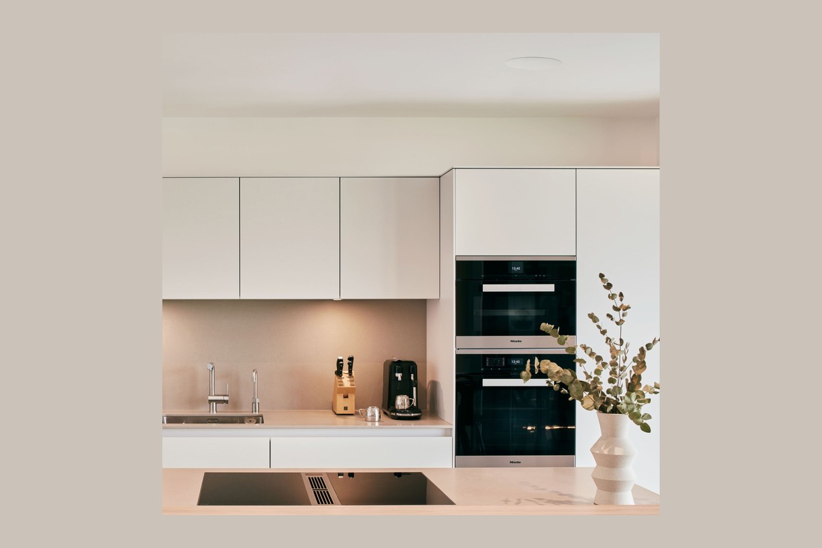 Installazione a filo nel soffitto di una cucina