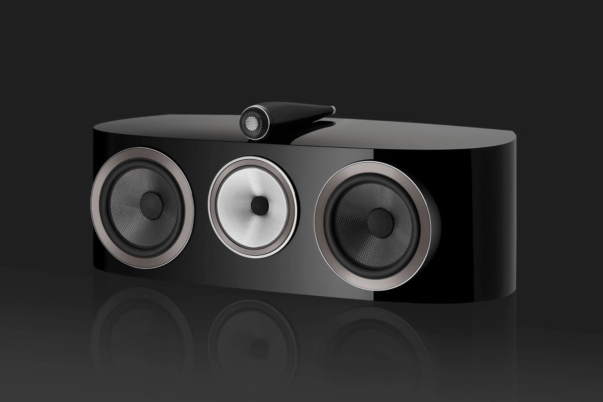 Enceinte centrale Bowers & Wilkins HTM81 D4 sous un téléviseur