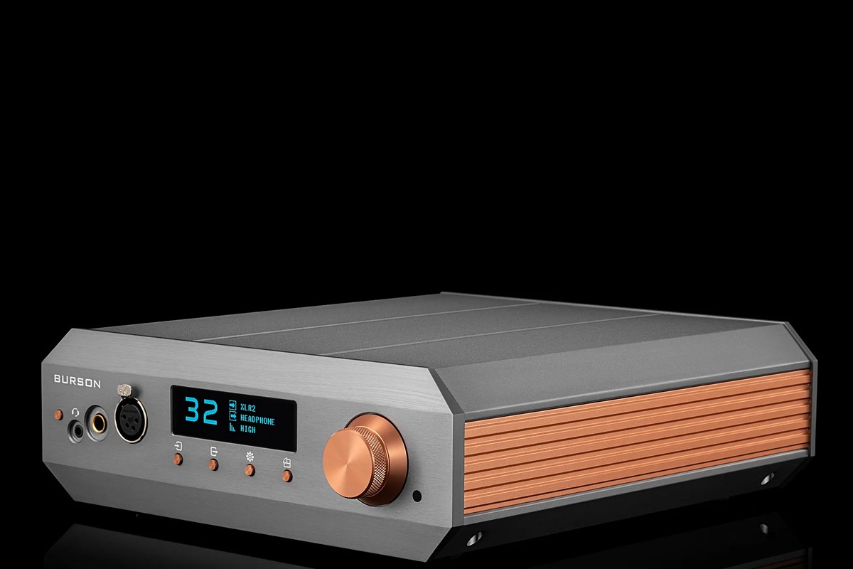Burson Soloist Voyager Deluxe on a desktop