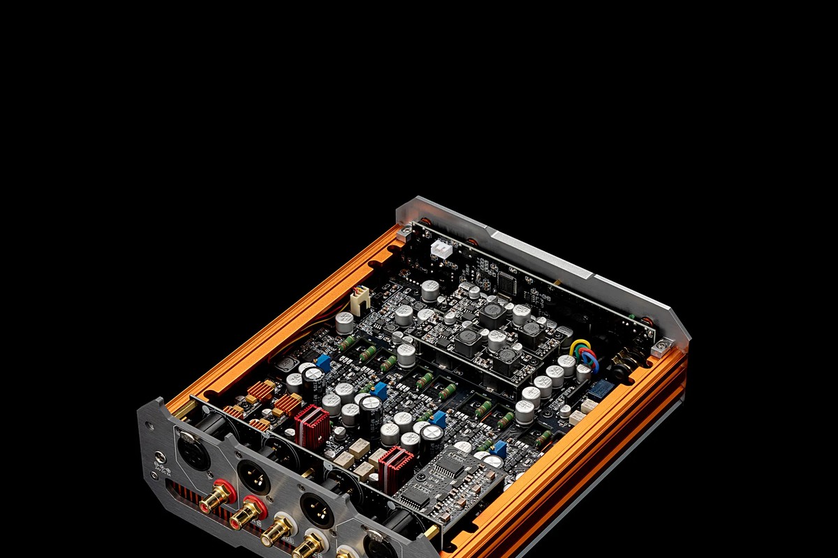 Soloist Stellar compact sur un bureau