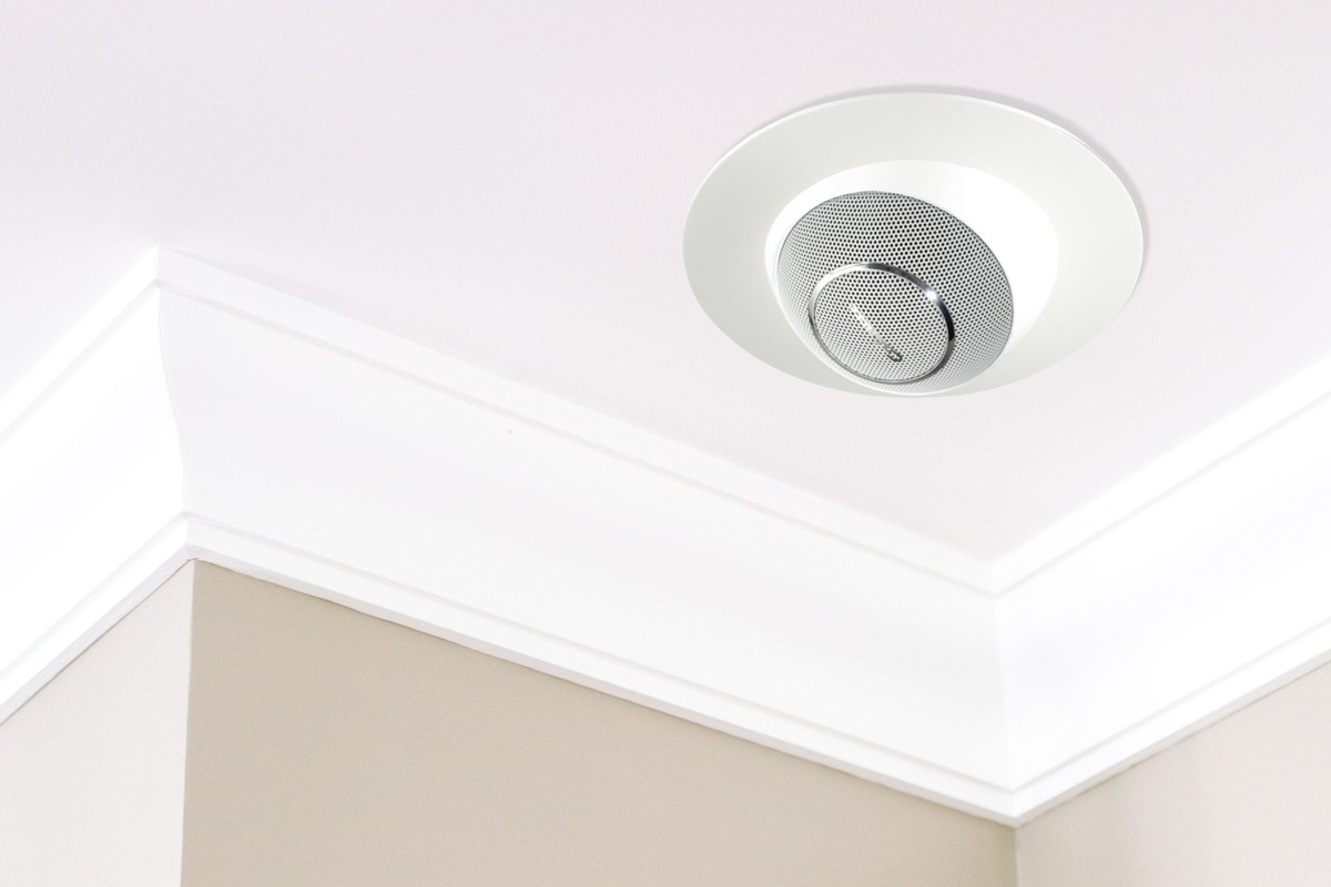 Eole semi-incassato in un soffitto bianco, vicino a una cornice modanata
