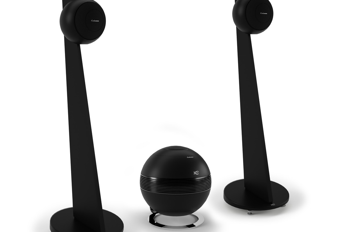 Due piedistalli Riga 2 neri con le loro sfere, subwoofer The Pearl nero al centro