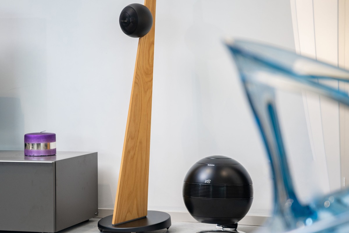 Eichensäule mit schwarzer Kugel, schwarzer Kugel-Subwoofer auf dem Boden