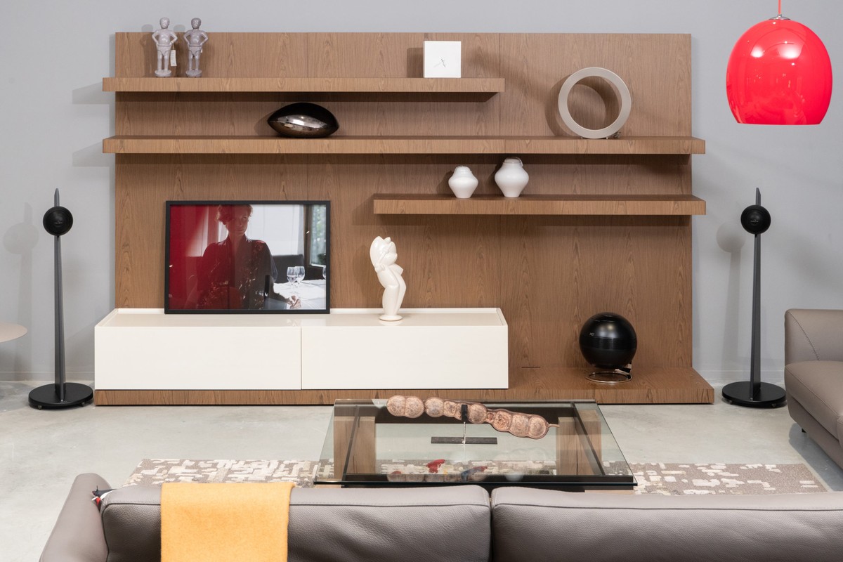Wohnzimmer mit zwei schwarzen Säulen und ihren Kugeln links und rechts eines TV-Möbels