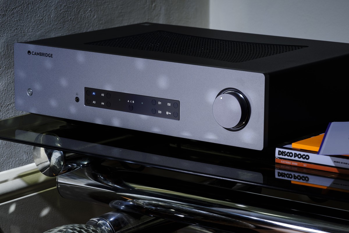 Amplificateur intégré en situation, façade aluminium et molette de volume