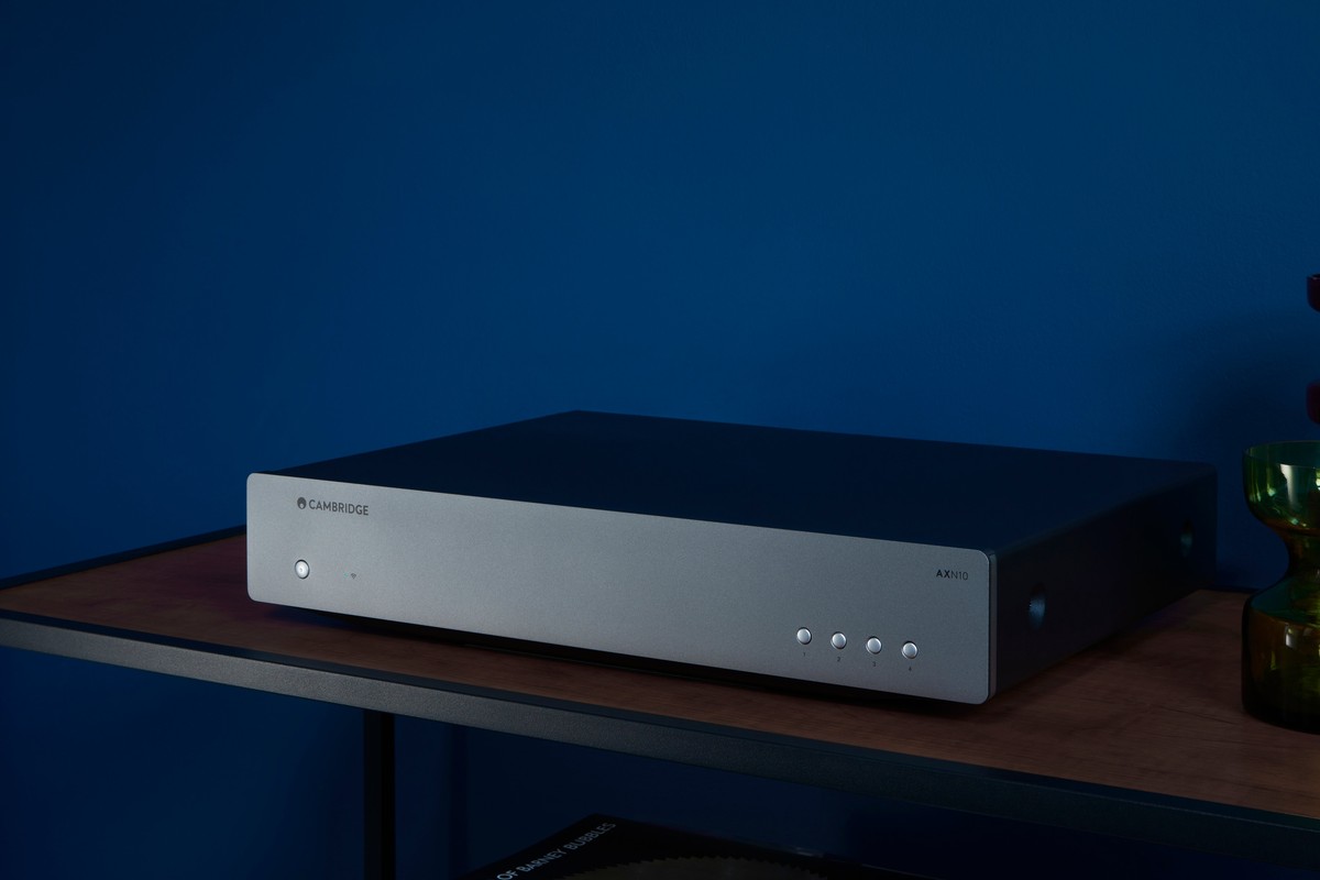 AXN10 seul sur une étagère