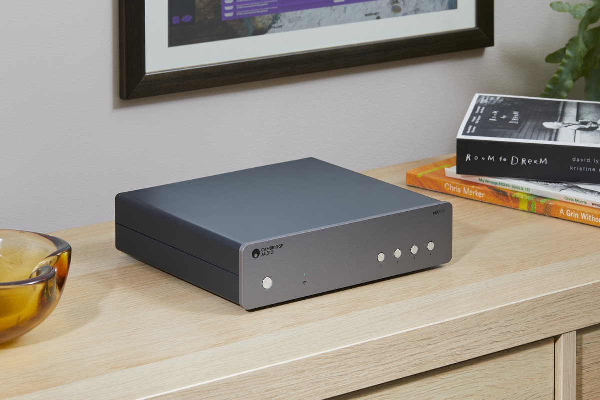 Streamer compact posé sur une étagère en bois, à côté de quelques livres