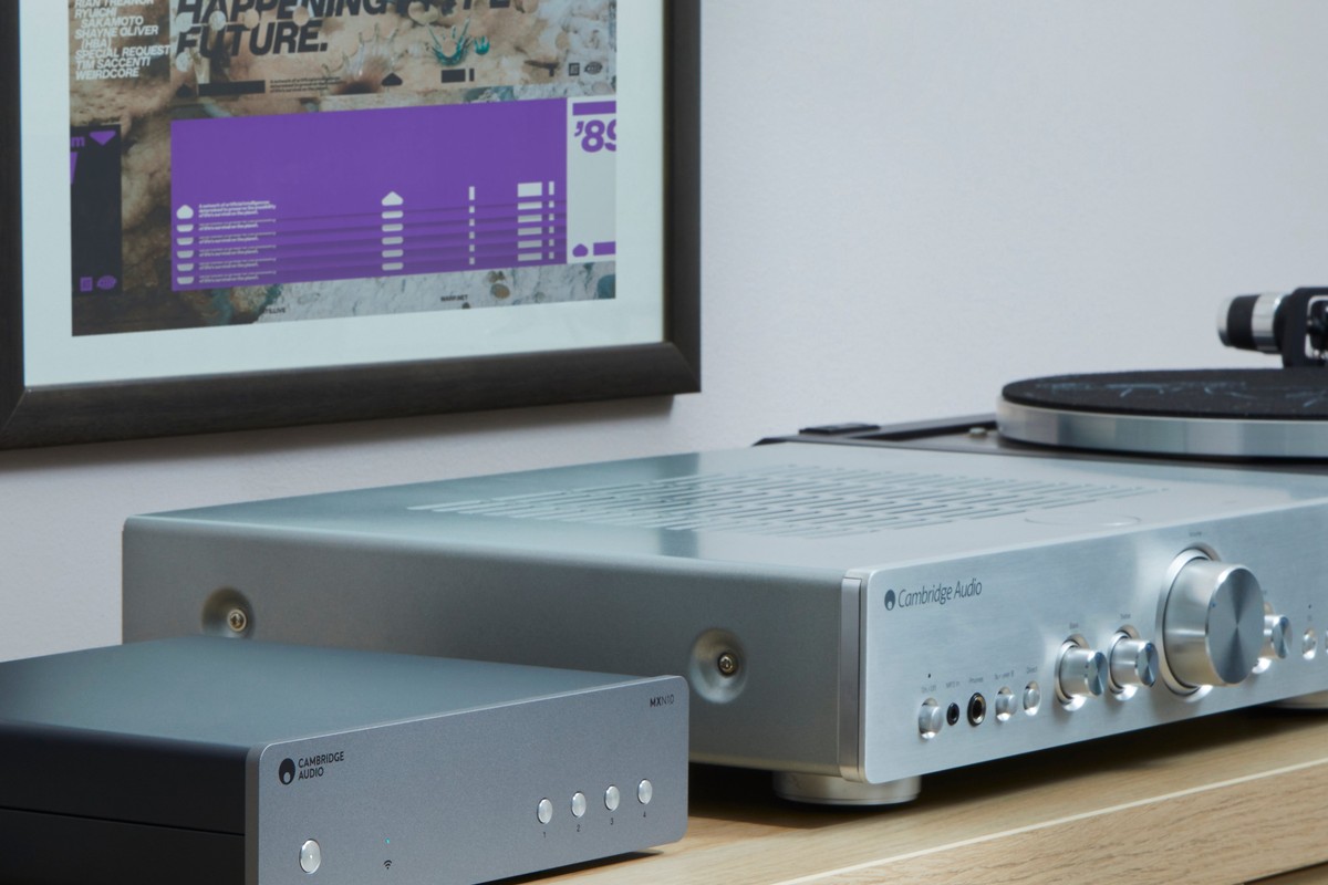Appareil empilé sous un amplificateur Cambridge Audio de génération précédente