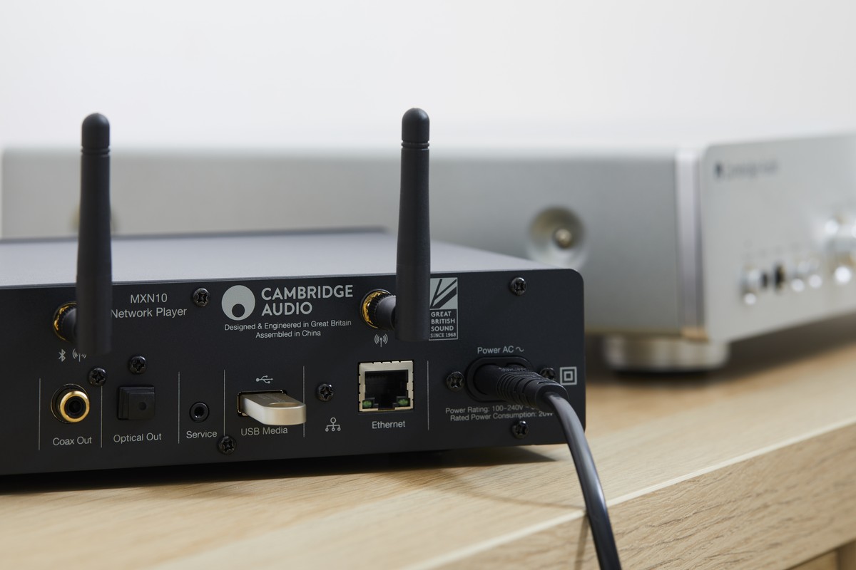 Face arrière détaillée : sorties coaxiale et optique, port USB Media et prise Ethernet