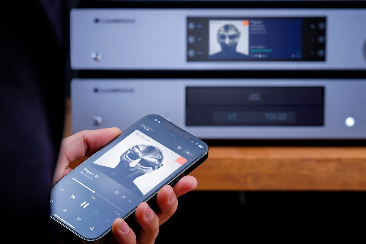 Gestapeltes Gerät mit CD-Transport, Steuerung von einem Smartphone