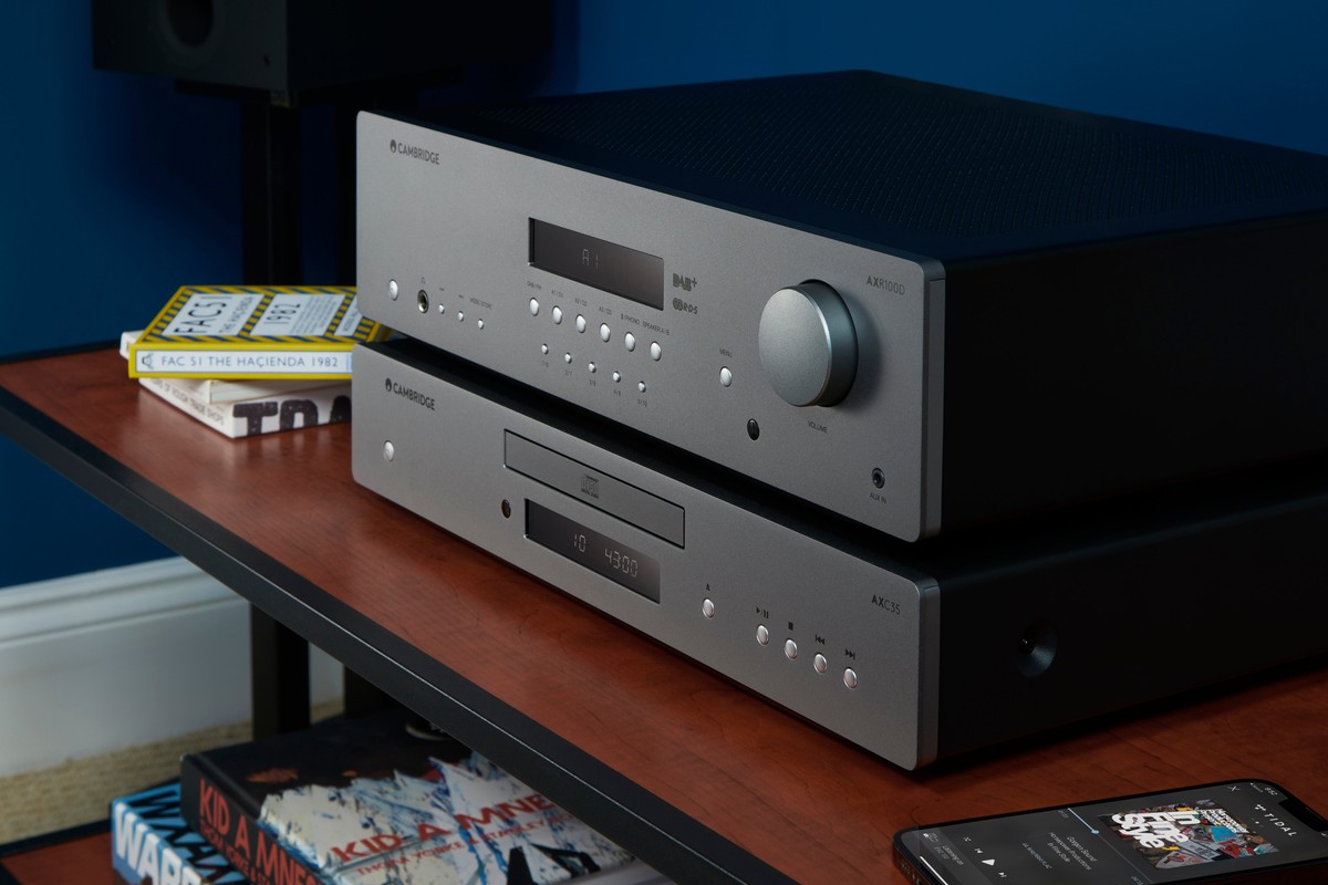 Ampli-tuner empilé sur un lecteur de CD
