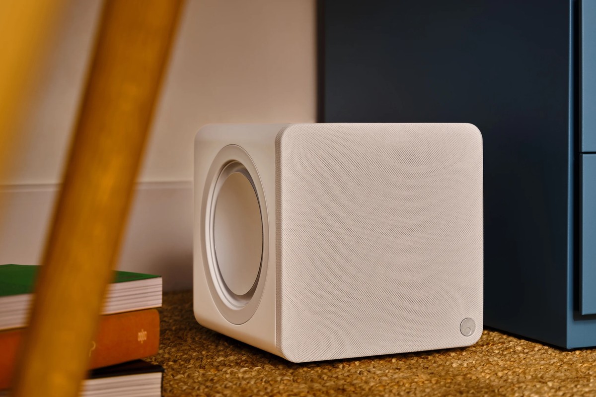 Subwoofer MSX Sub 200 bianco appoggiato su un tappeto vicino a un mobile