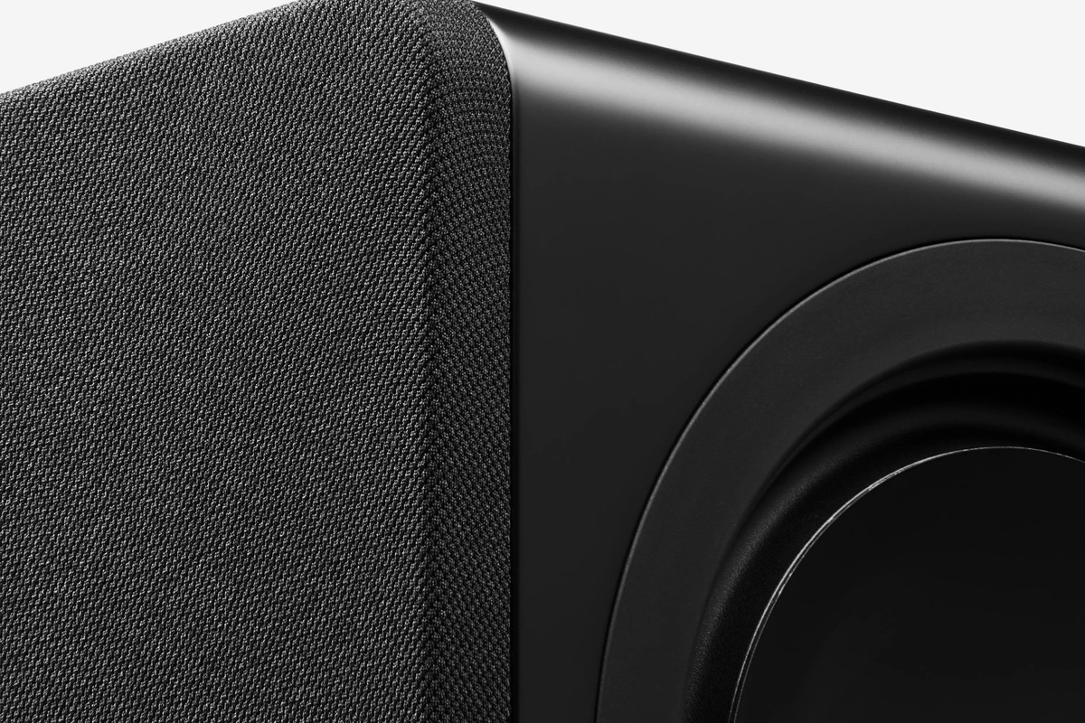 Vista angolare dell'MSX Sub 200 nero, con frontale in tessuto e guscio opaco
