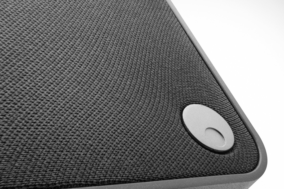 Gros plan de la grille et du haut-parleur BMR