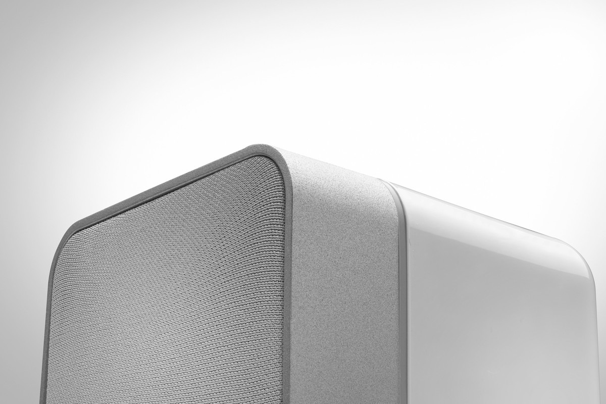Enceinte blanche vue de trois quarts arrière
