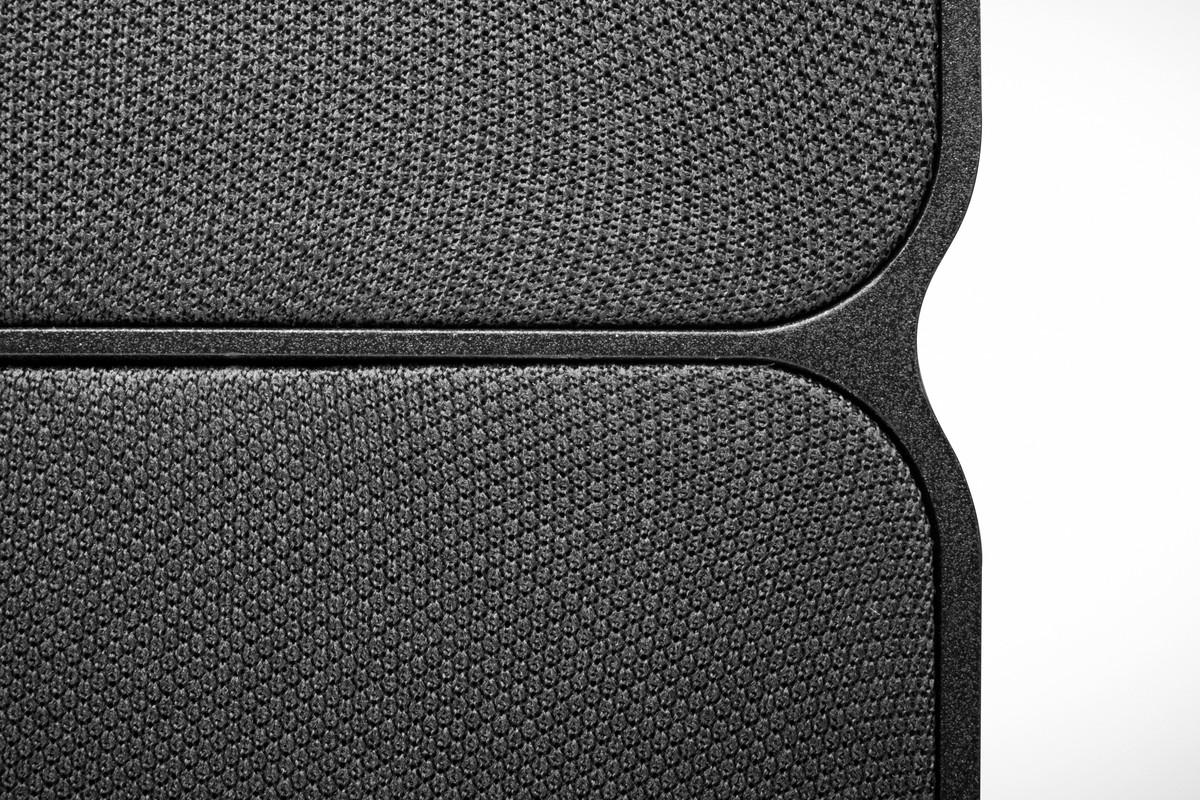Arête du coffret noir laqué et sa grille