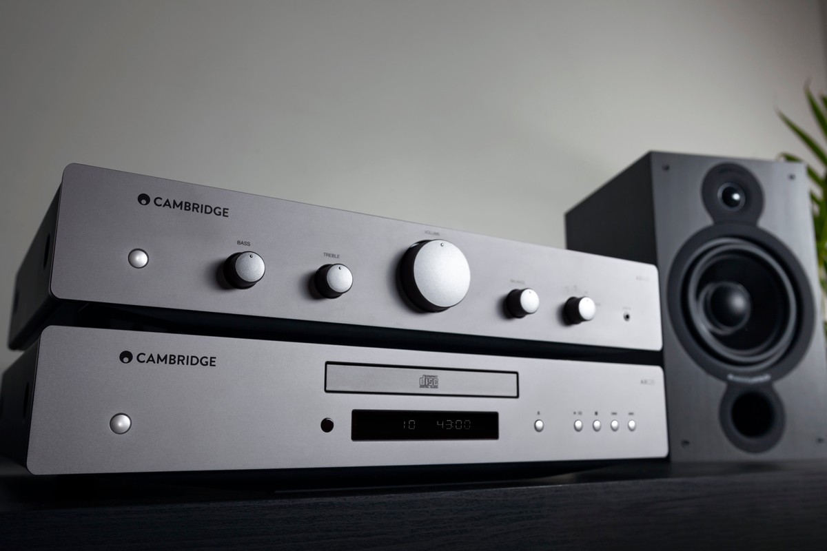 AXA25 et AXC25 empilés à côté d'une enceinte