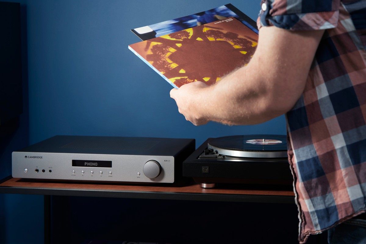 AXA35 dans une scène avec une platine vinyle
