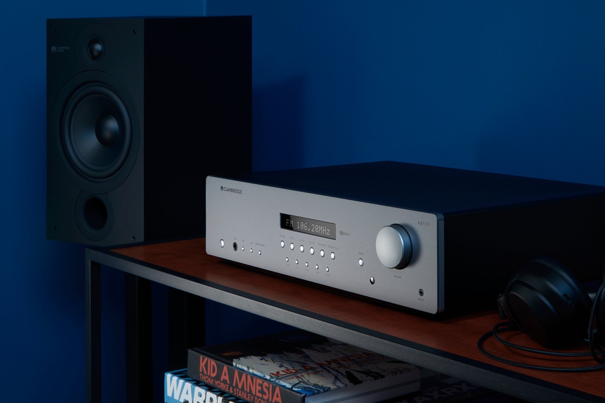 AXR100 sur une étagère, avec une enceinte SX60