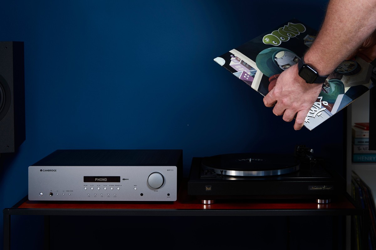 AXR100 dans une scène avec une platine vinyle