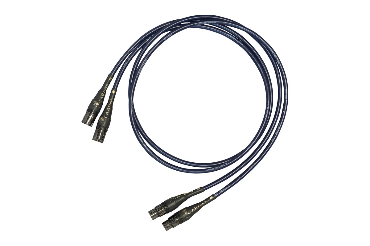 Paire de câbles de modulation Cardas Crosslink à fiches XLR, enroulée sur fond blanc