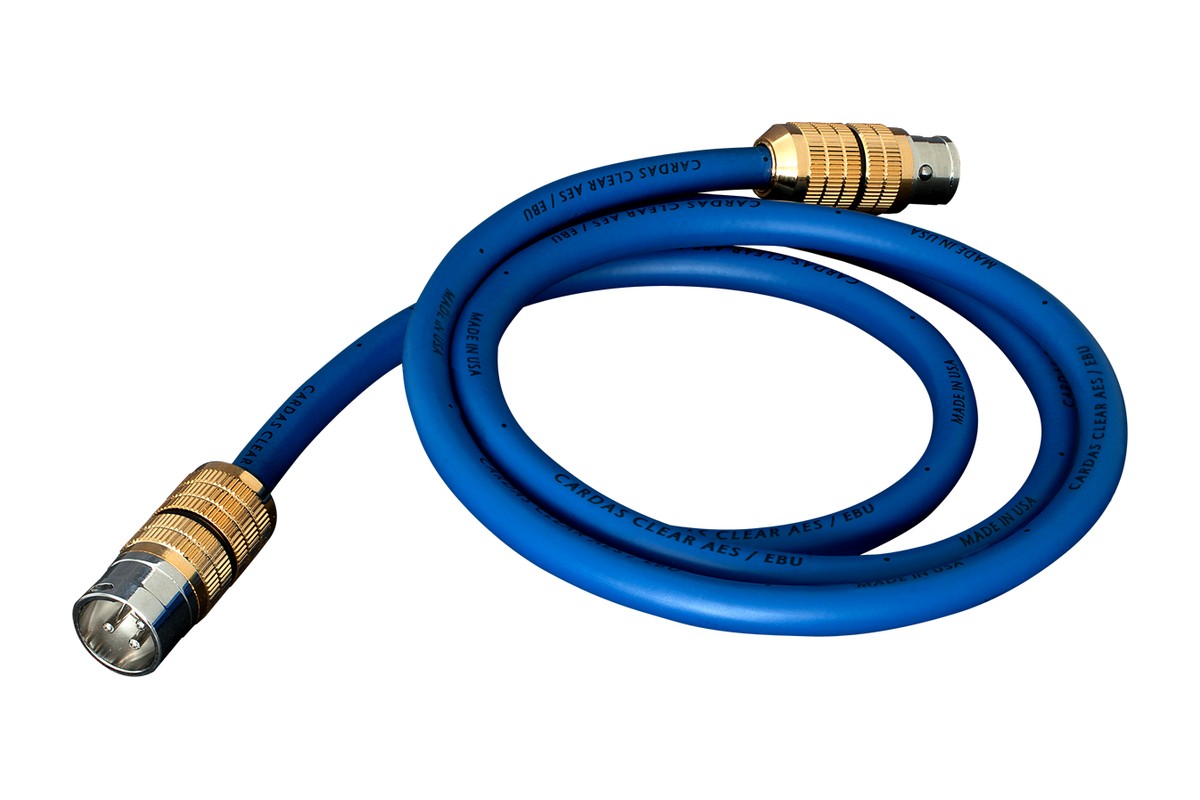 Aufgerolltes AES/EBU-Kabel Clear auf weissem Hintergrund