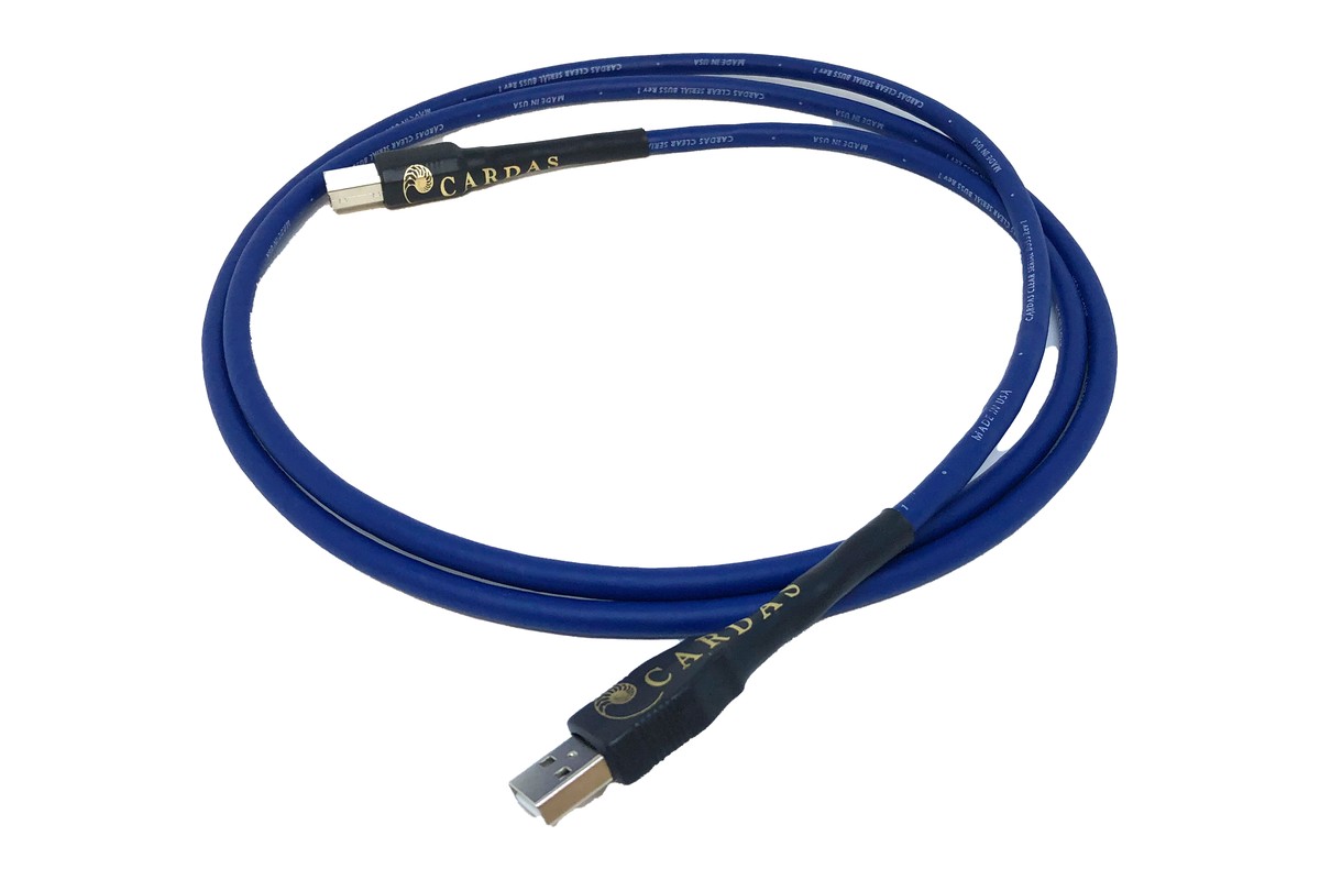Aufgerolltes USB-Kabel Clear auf weissem Hintergrund