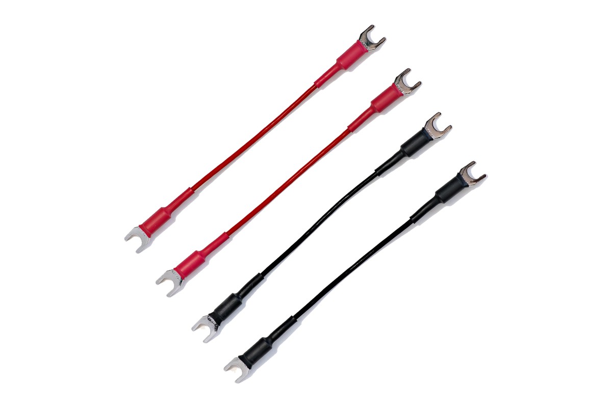 Quatre cavaliers bi-wire, deux rouges et deux noirs, à fourches soudées