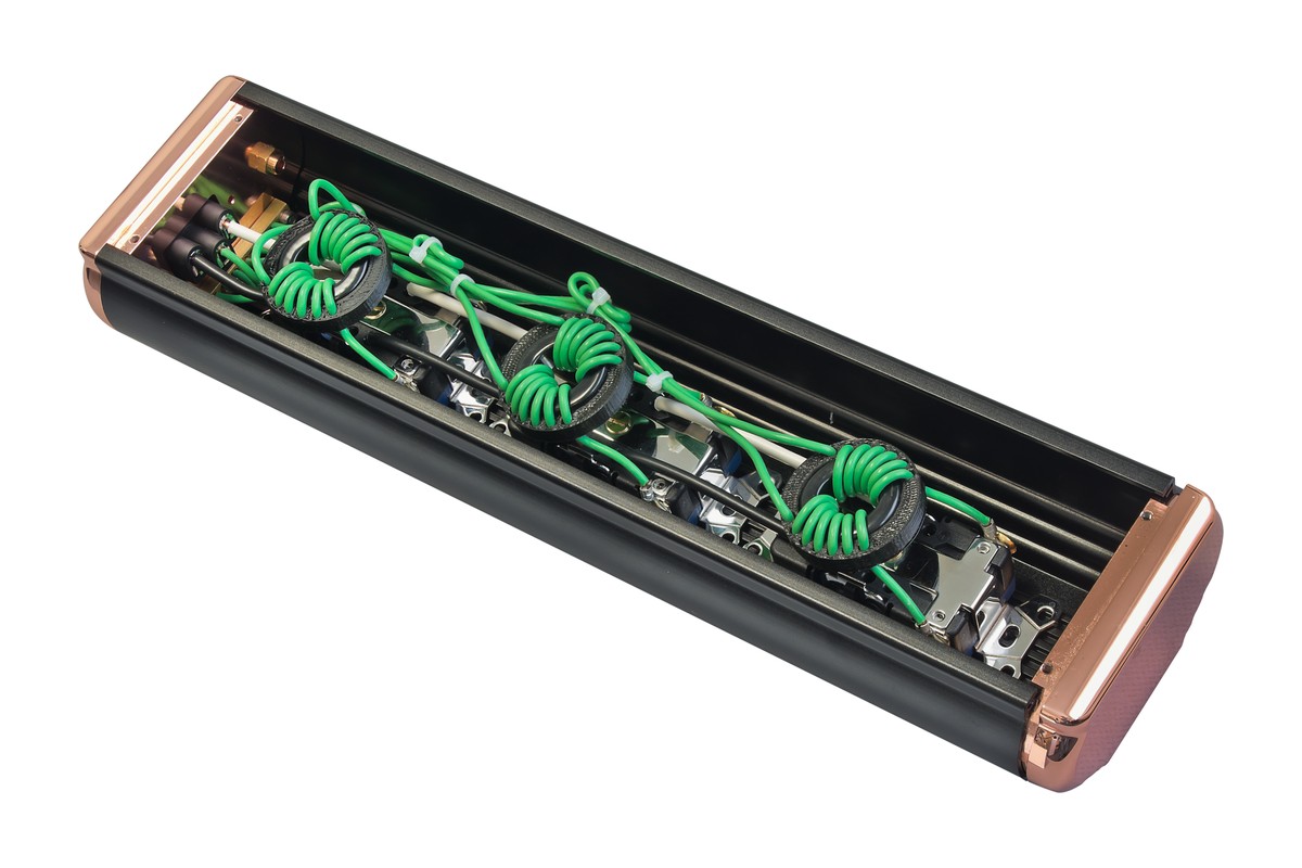 Nautilus opened up: point-to-point solid copper wiring and green toroidal filters
